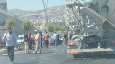 Urfa'da Kontrolden çıkan otomobil refüje çarptı