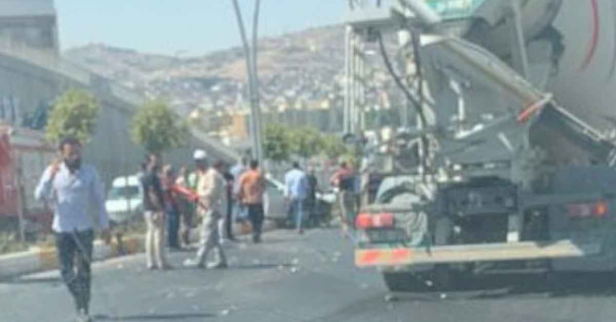Urfa'da Kontrolden çıkan otomobil refüje çarptı 1 Urfa'da Kontrolden çıkan otomobil refüje çarptı