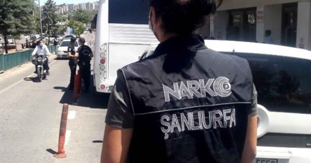 Şanlıurfa'da sokak satıcılarına operasyon: 3 gözaltı 1 urfa uyusturucu