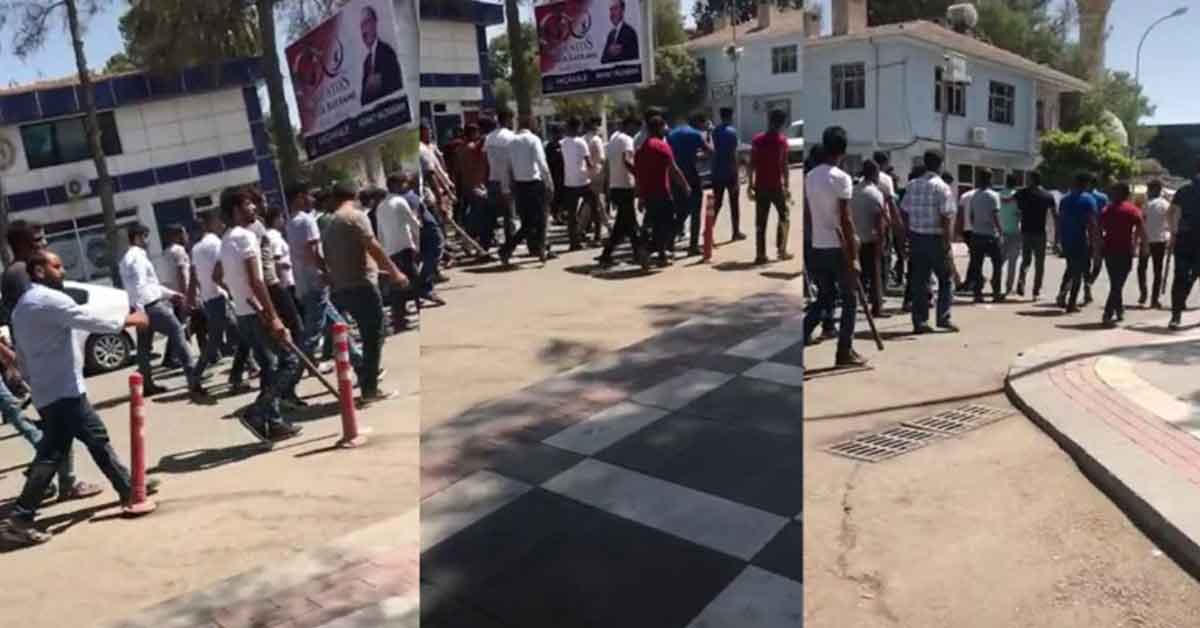 Akçakale'de elleri sopalı grup ilçede gövde gösterisi yaptı! 1 Açkalede'de elleri sopalı grup ilçede gövde gösterisi yaptı!