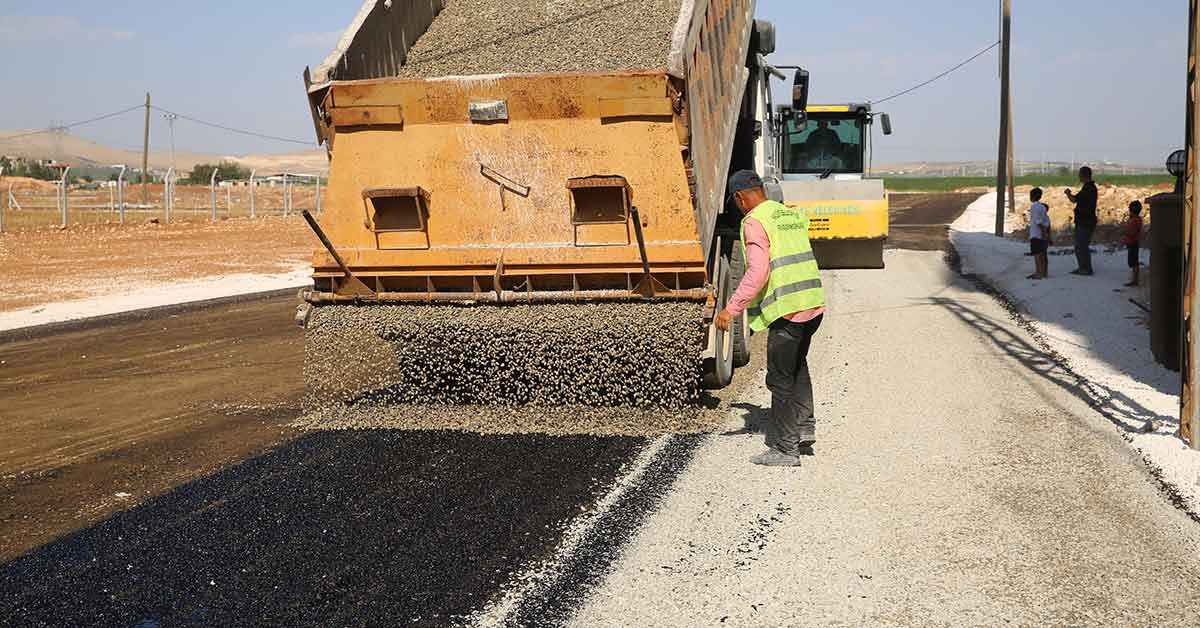 Haliliye'de asfalt çalışmalarıyla yollar yenileniyor