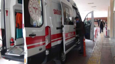 Şanlıurfa'da araç şarampole devrildi: 2 yaralı