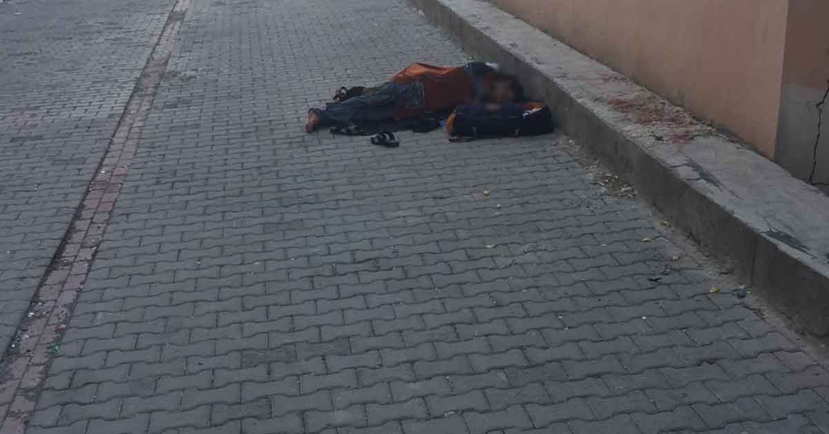 Urfa’da Bu Baba Bebeği İle Sokakta Uyuyor