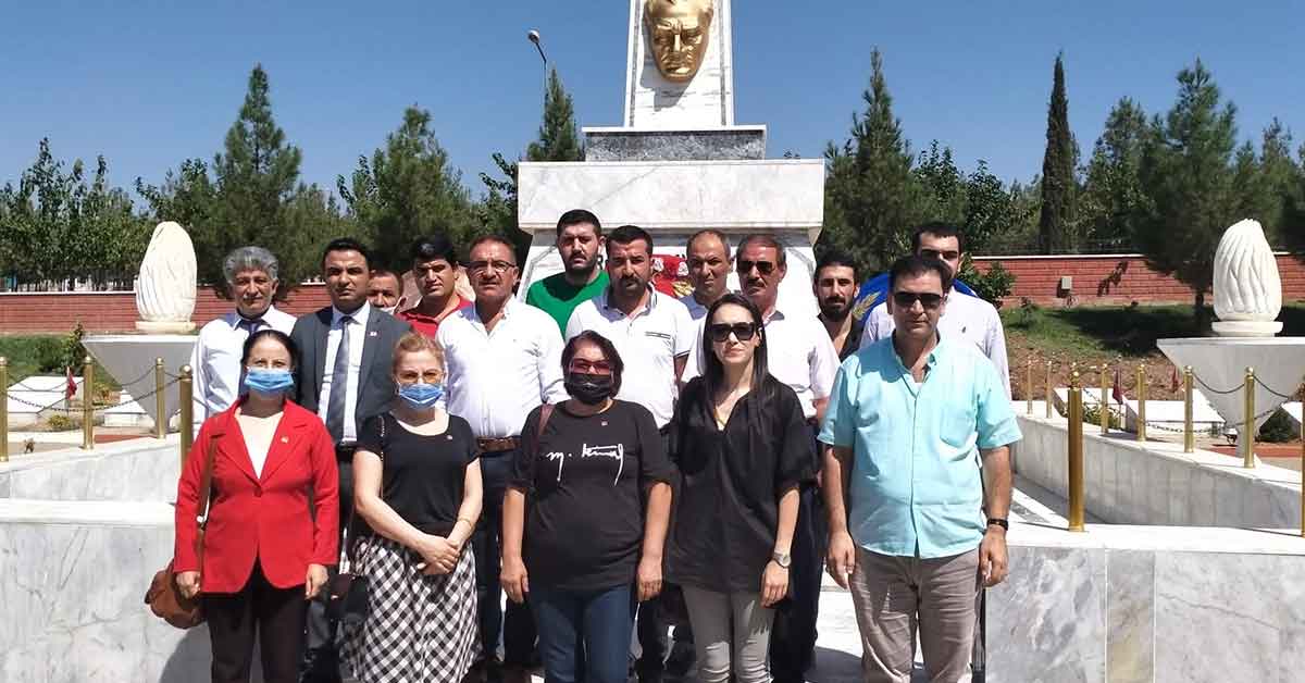 CHP Şanlıurfa İl Başkanlığı Atatürk Anıtına Çelenk Sunma Programı Düzenledi