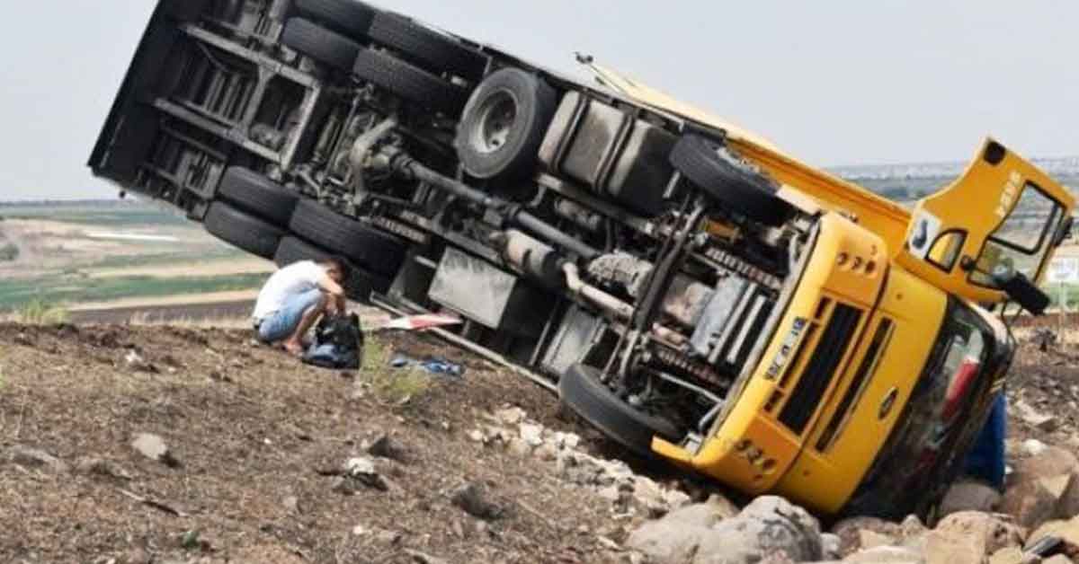 Şanlıurfa'da tır devrildi: 3 yaralı 1 Şanlıurfa'da tır devrildi: 3 yaralı