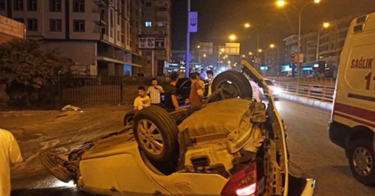 Urfa'da direğe çarpan otomobil takla attı: 2 yaralı