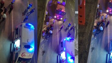 Urfa'da araç önce direğe sonra duvara çarptı: 2 yaralı