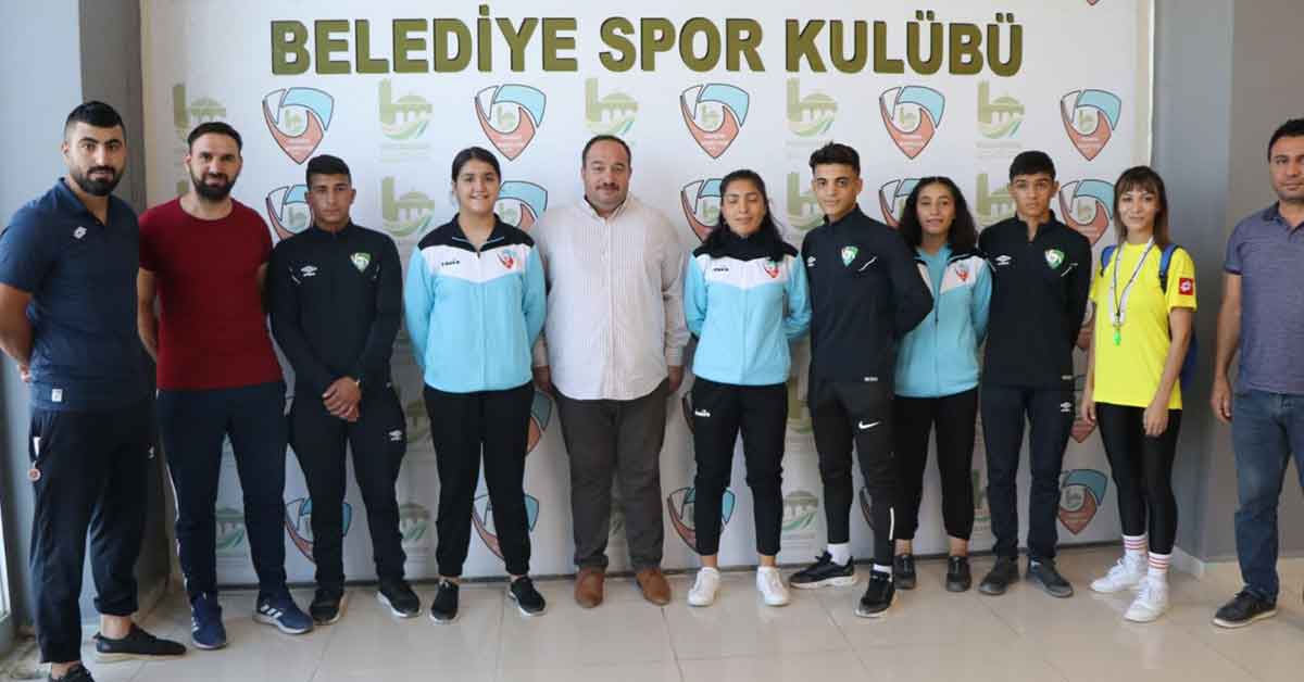 Ekinci'den derece yapan öğrencilere ziyaret 1 Ekinci'den derece yapan öğrencilere ziyaret
