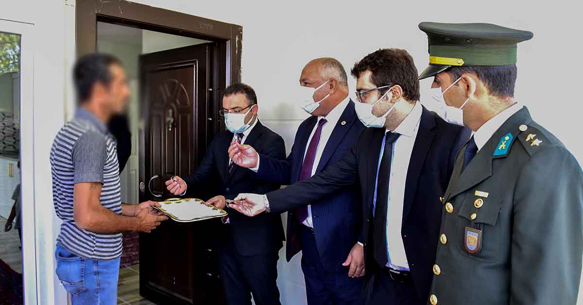 Başkan Soylu, Yıldırım Ailesini Yeni Evlerine Kavuşturdu 1 Başkan Soylu, Yıldırım Ailesini Yeni Evlerine Kavuşturdu