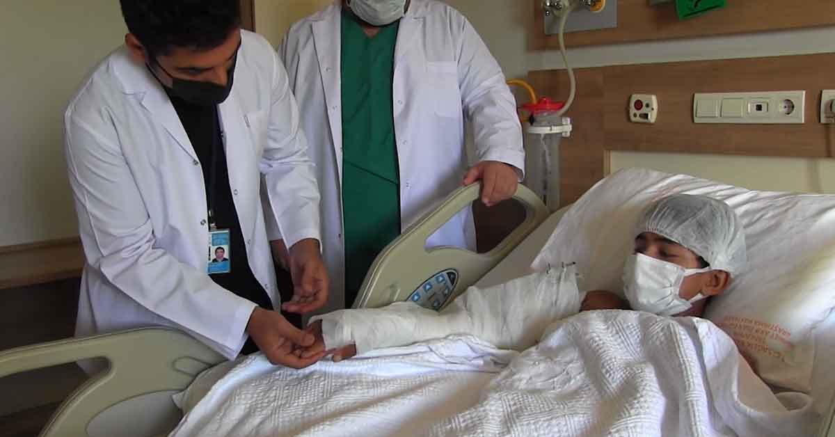 Şanlıurfa’da ilk kez kopan kol yerine dikildi