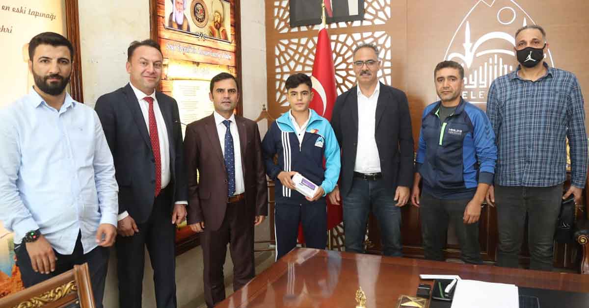 Başkan Kuş, Sporcuları Ödüllendirmeye Devam Ediyor 1 Başkan Kuş, Sporcuları Ödüllendirmeye Devam Ediyor