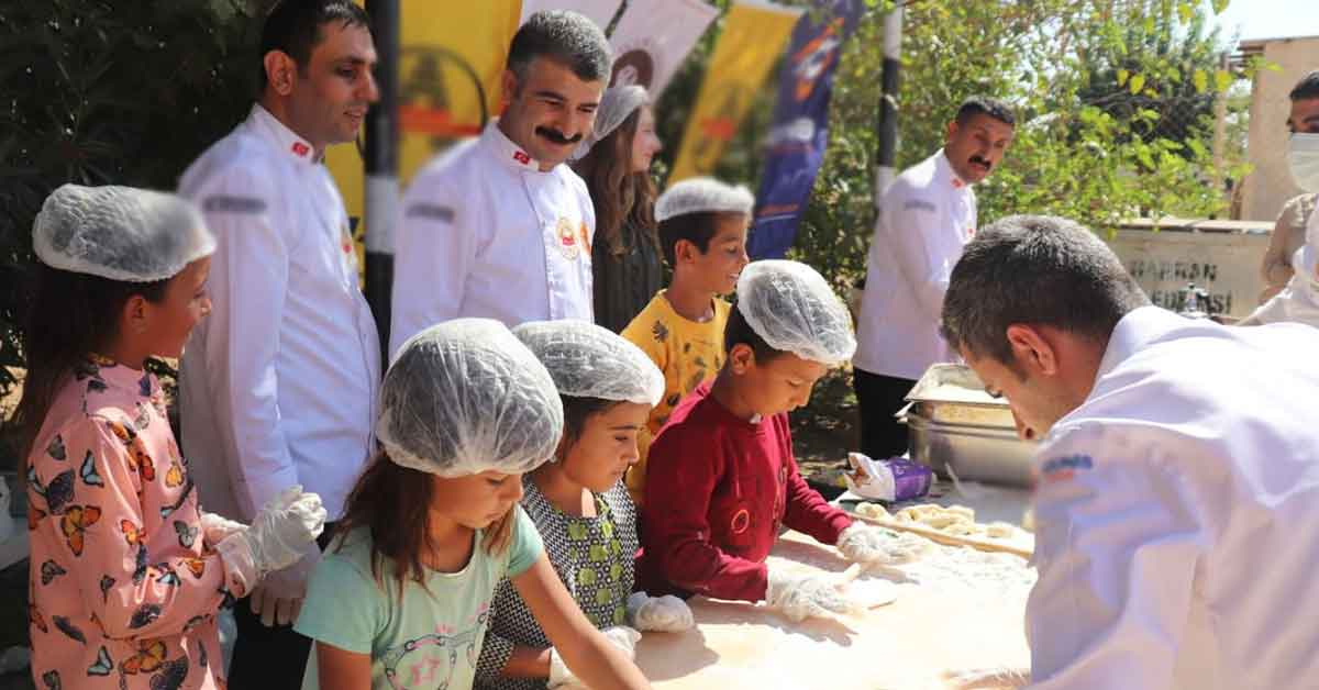 Gönüllü Aşçılar Harranlı Öğrencileri Pizzayla Buluşturdu