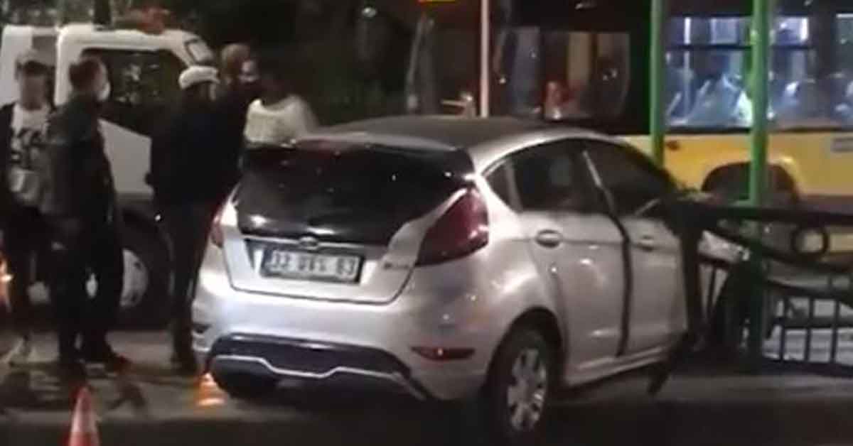 Şanlıurfa'da otomobil durağa daldı