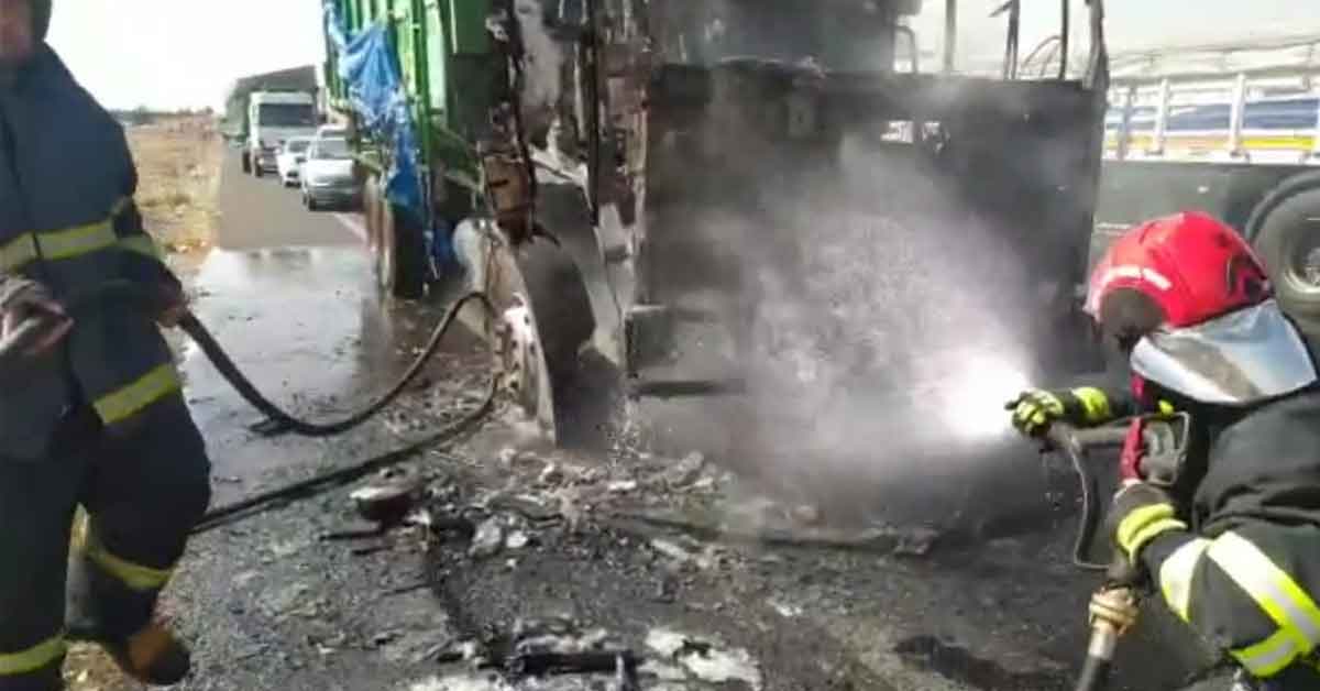 Urfa'da Pamuk yüklü kamyon alev alev yandı