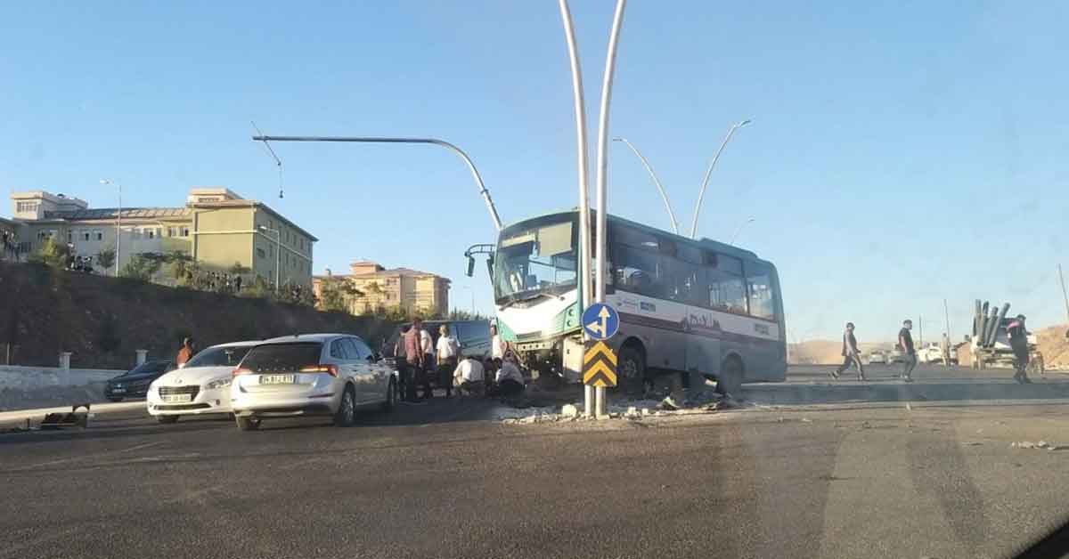 Urfa'da otobüs ile otomobil çarpıştı: 5'i ağır 8 yaralı