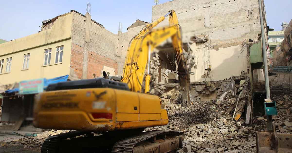 Haliliye belediyesi riskli ve metruk yapıları yıkıyor