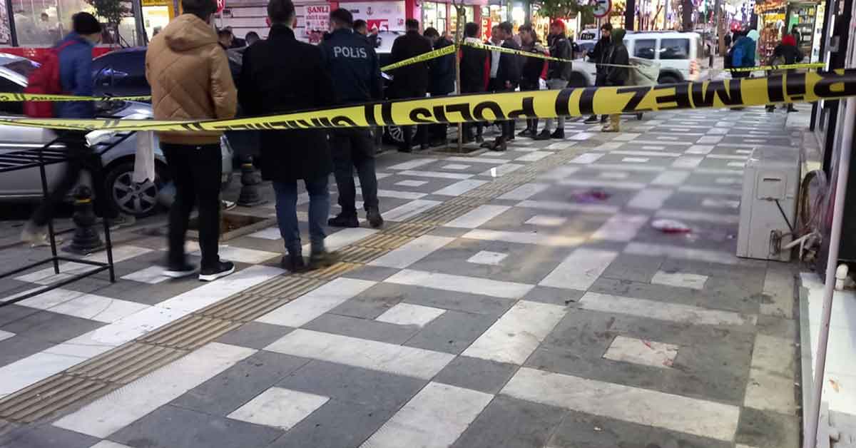 Haliliye’de iki grup arasında çıkan bıçaklı kavga sonucu yabancı uyruklu bir kişi yaralandı.
