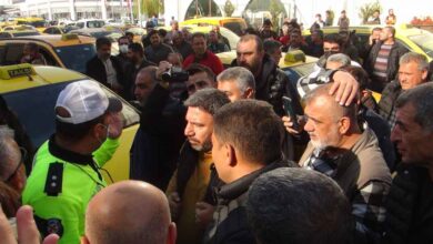 Taksiciler Zeynel Abidin Beyazgül'ü makamı önünde protesto etti