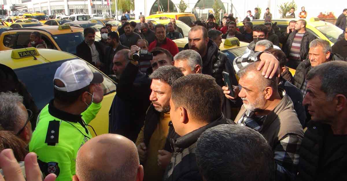 Taksiciler Zeynel Abidin Beyazgül'ü makamı önünde protesto etti