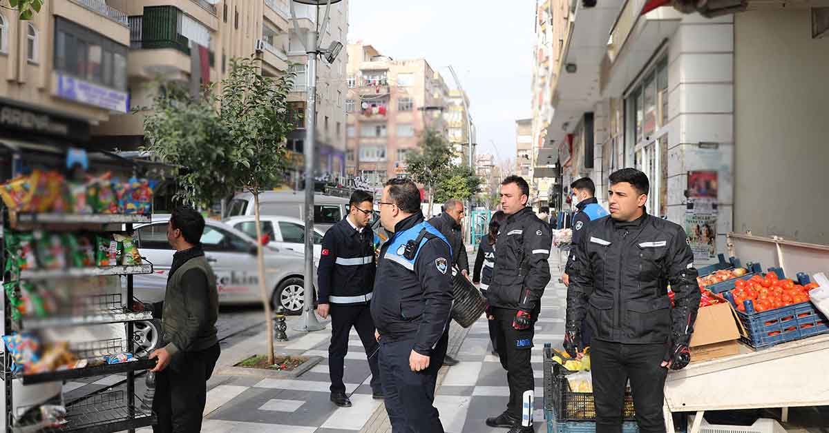 Haliliye'de Zabıta Kaldırım İşgallerini Önlüyor 1 Haliliye'de Zabıta Kaldırım İşgallerini Önlüyor
