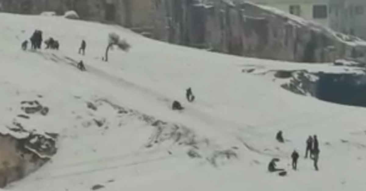 Urfa'da çocuklar kar sevincini kayarak yaşadı