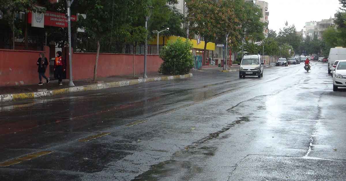 Urfalılar yeni yılın ilk gününe yağmurla uyandı 1 Urfalılar yeni yılın ilk gününe yağmurla uyandı