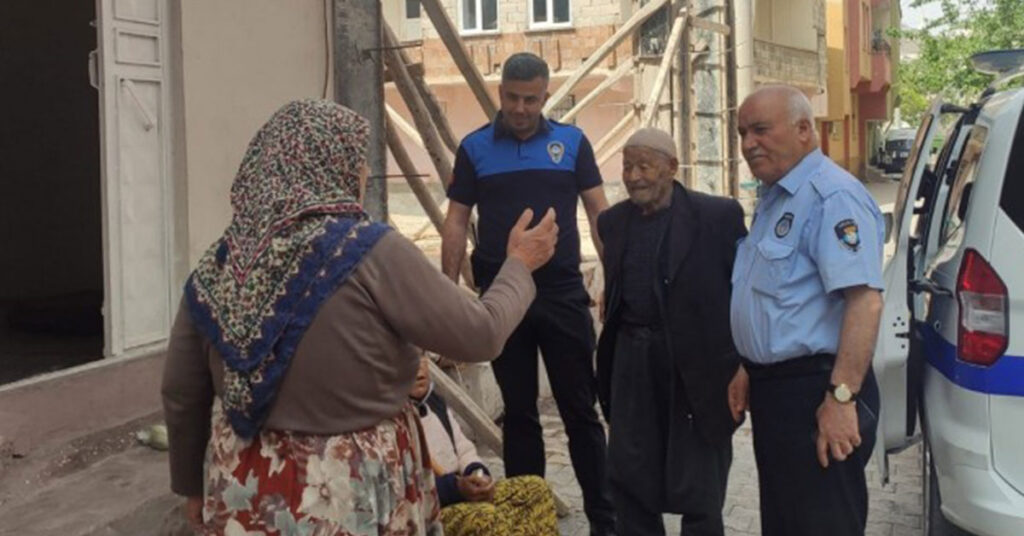 Kaybolan Yaşlı Adam Ailesine Teslim Edildi 1 yasli adam