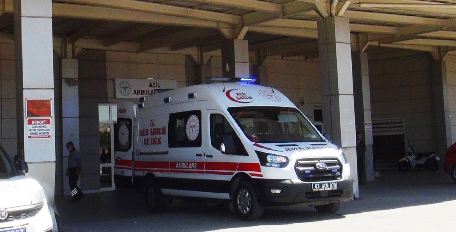 Şanlıurfa'da cami önünde bıçaklı kavga! Yaralı var 1 Şanlıurfa'da cami önünde bıçaklı kavga! Yaralı var