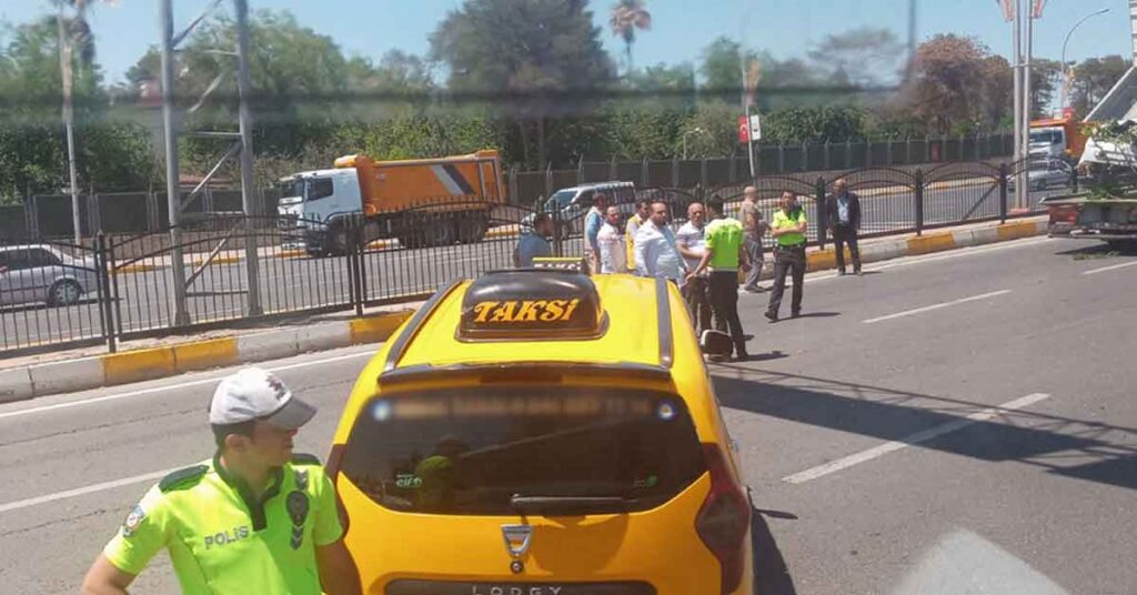 Urfa'da Ticari Taksi, Fidan Taşıyan Araca Çarptı 1 taksi kaza