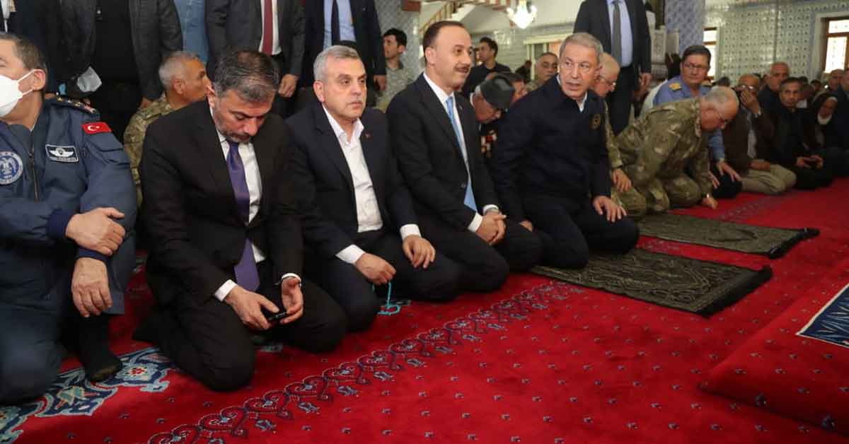 Bakan Akar, bayram namazını Balıklıgöl’de kıldı 1 Bakan Akar Şanlıurfa’da