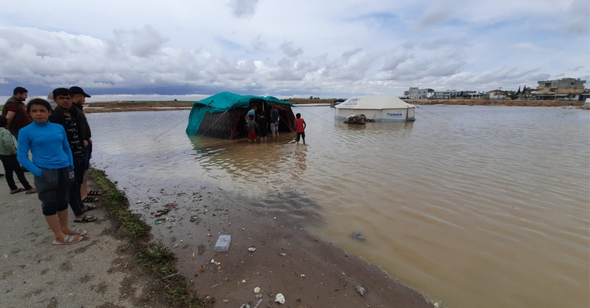 Urfa'da çadırda yaşayan sel mağdurlarına valilik sahip çıktı 1 urfa sel