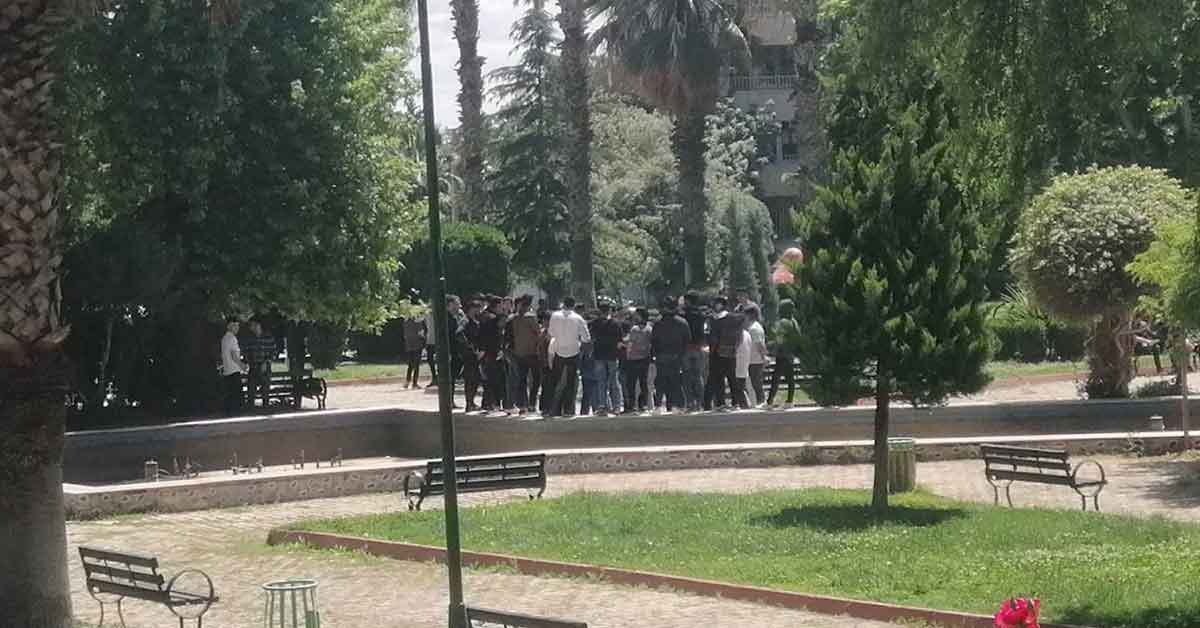 Urfa’da parkta kalabalık öğrenci grubu bir arkadaşlarını darp etti 1 Urfa’da parkta kalabalık öğrenci grubu bir arkadaşlarını darp etti