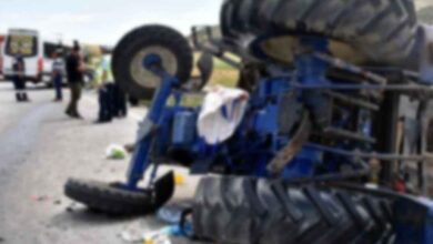 Urfa'da devrilen traktörün römorku altında kaldı