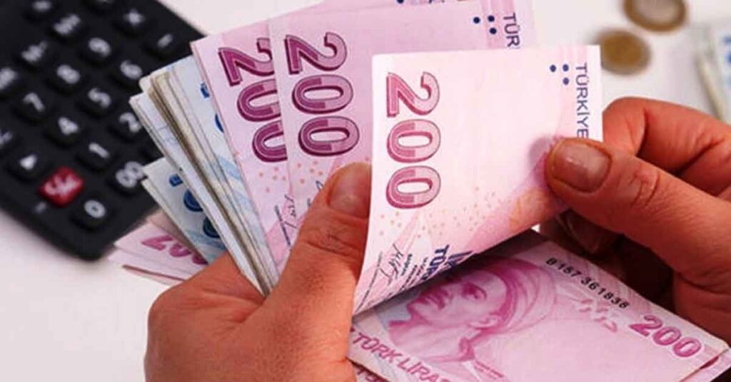 Emeklilerin zamlı maaşları hesaplara yatıyor