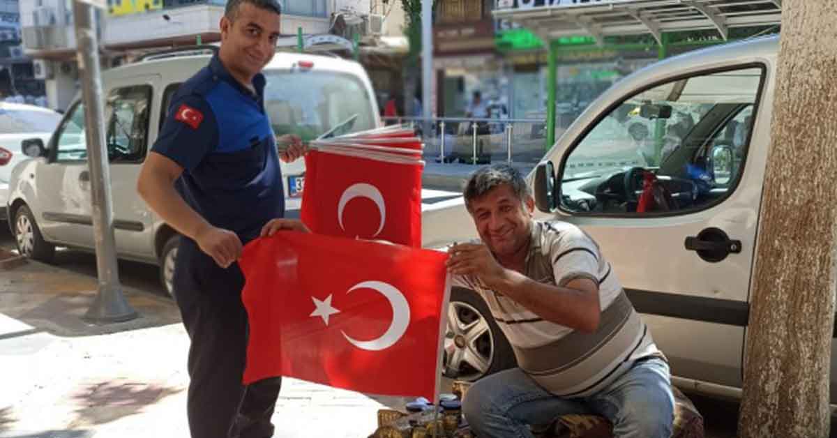 Eyyübiye'de vatandaş ve esnafa Türk bayrağı dağıtıldı