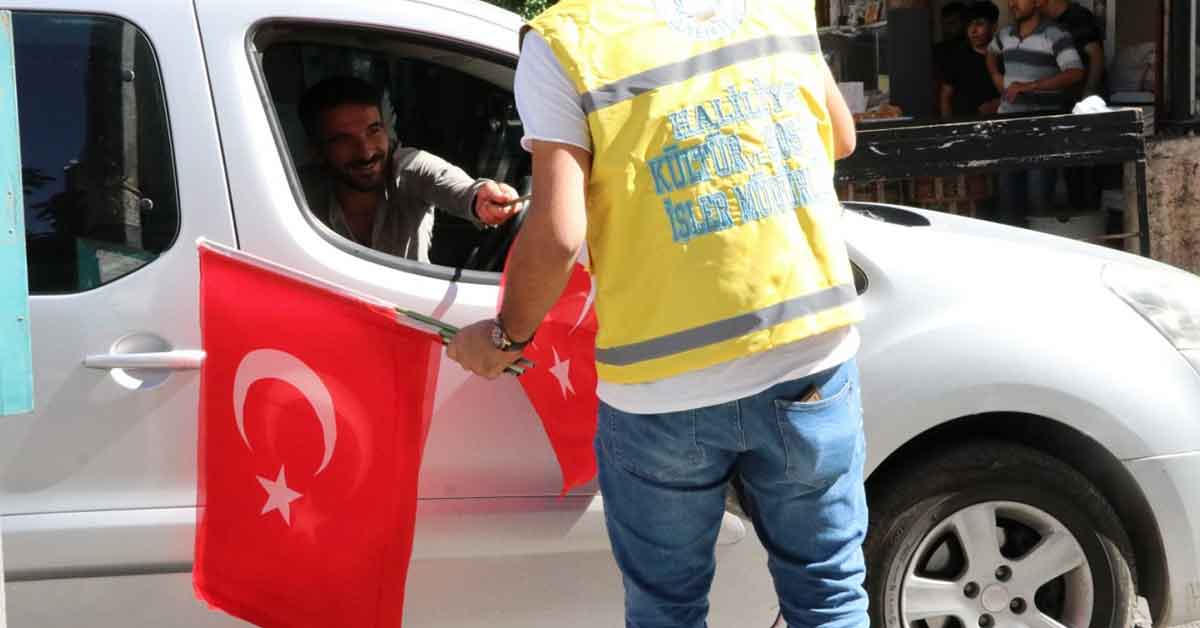 Haliliye’de vatandaş ve esnafa Türk Bayrağı dağıtıldı