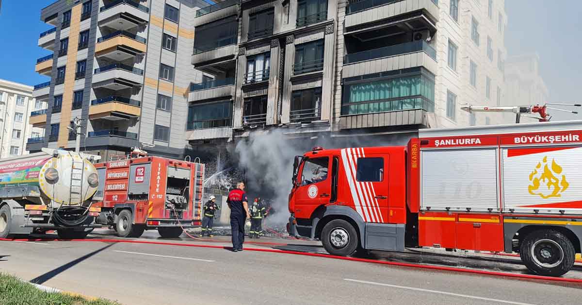 Karaköprü'de inşaat malzemeleri satan iş yerinde yangın 1 Karaköprü'de inşaat malzemeleri satan iş yerinde yangın