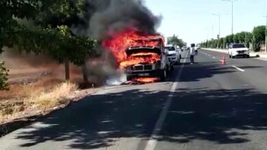 Urfa'da araç alev alev yandı