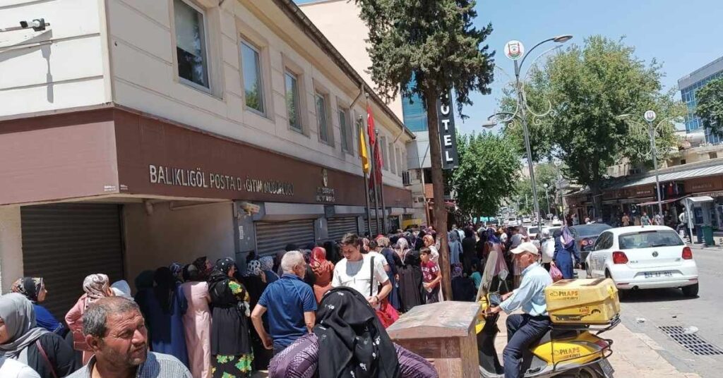 Urfalı 500 Liralık Yardım İçin Saatlerce 55 Derecede Bekledi 1 urfa ptt kuyruk 1