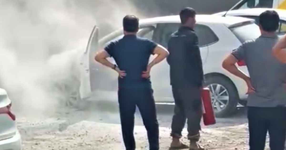 Urfa’da park halindeki otomobilde yangın! 1 Urfa’da park halindeki otomobilde yangın!