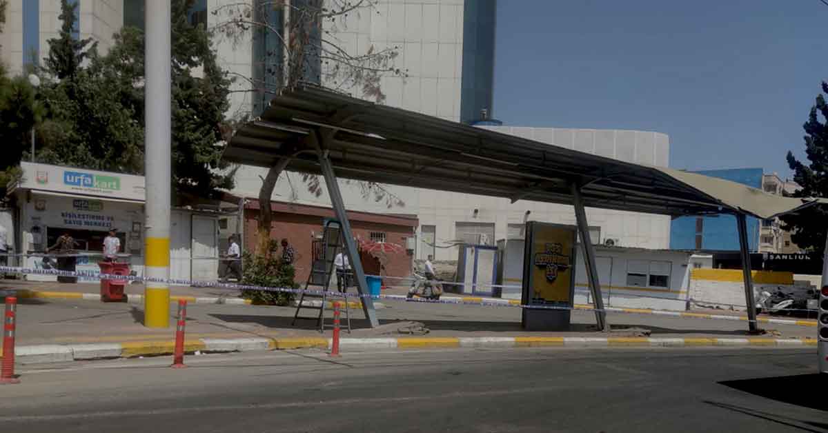 Urfa'da kamyon toplama merkezindeki durağa çarptı!