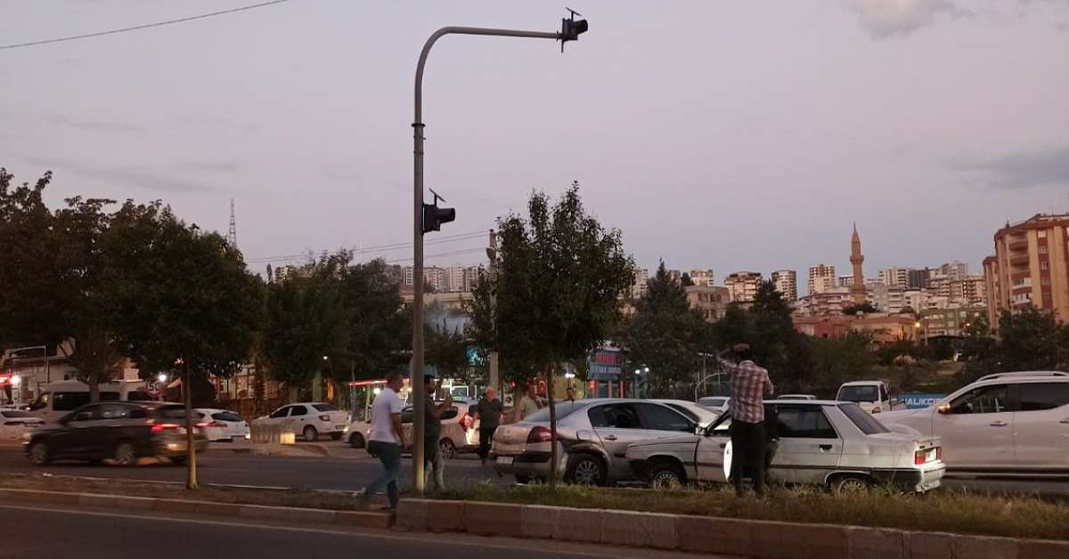 Şanlıurfa'da zincirleme kaza! Trafik alt üst oldu 1 sanliurfada zincirleme kaza trafik alt ust oldu