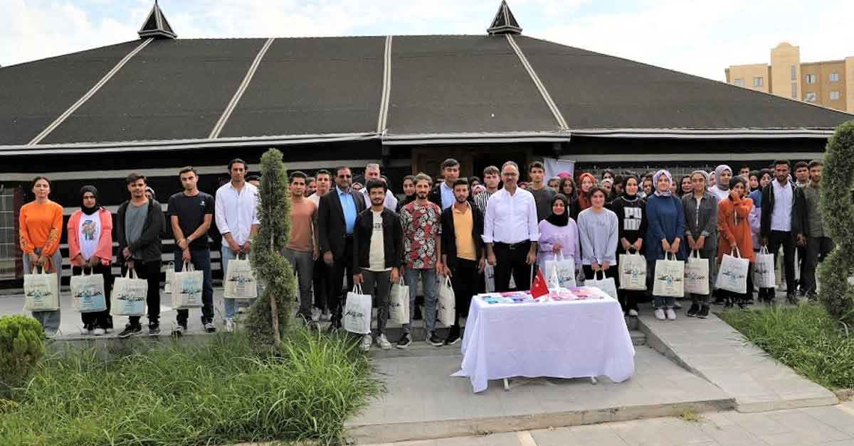Eyyübiye’de sınavlara hazırlanan gençlere eğitim seti desteği