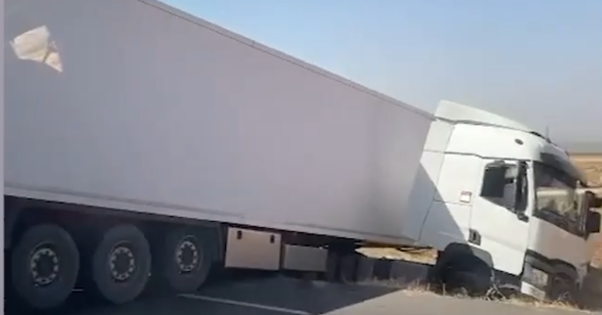 Urfa'da tır dorsesi yolu trafiğe kapattı 1 urfa trafik kazasi