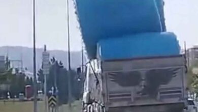 Urfa’da pamuk yüklü kamyonun tehlikeli yolculuğu
