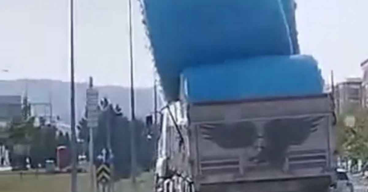 Urfa’da pamuk yüklü kamyonun tehlikeli yolculuğu