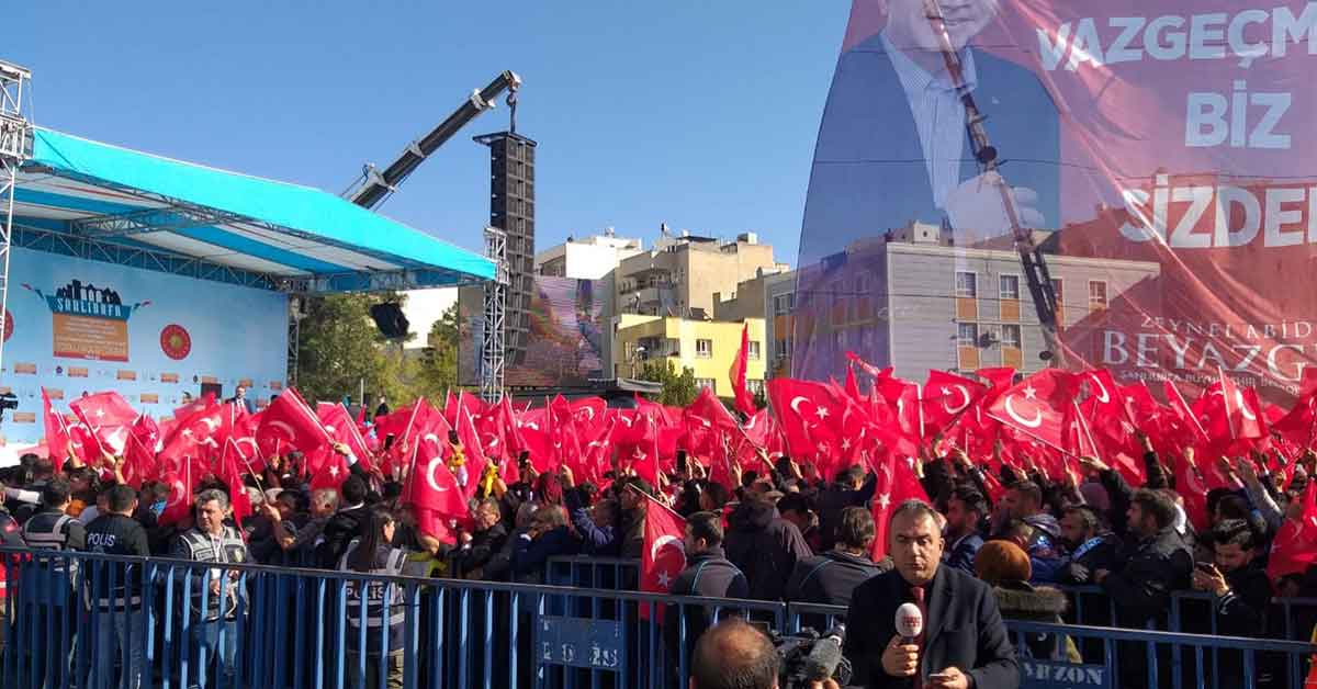 Cumhurbaşkanı Erdoğan Urfa'da 1 Cumhurbaşkanı Erdoğan Şanlıurfa’ya geldi. Erdoğan birazdan alanda halka hitap edecek.