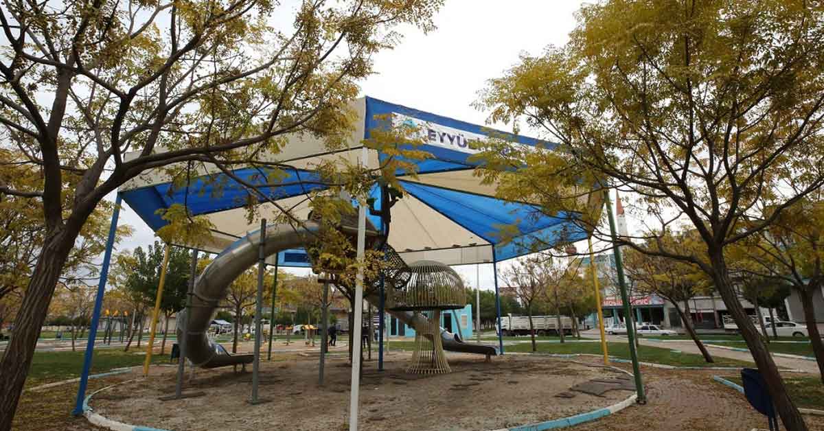 eyyubiyede parklardaki banklar revize ediliyor