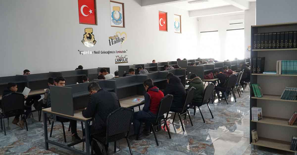 Haliliye’de öğrenciler kütüphane ortamında hazırlanıyor