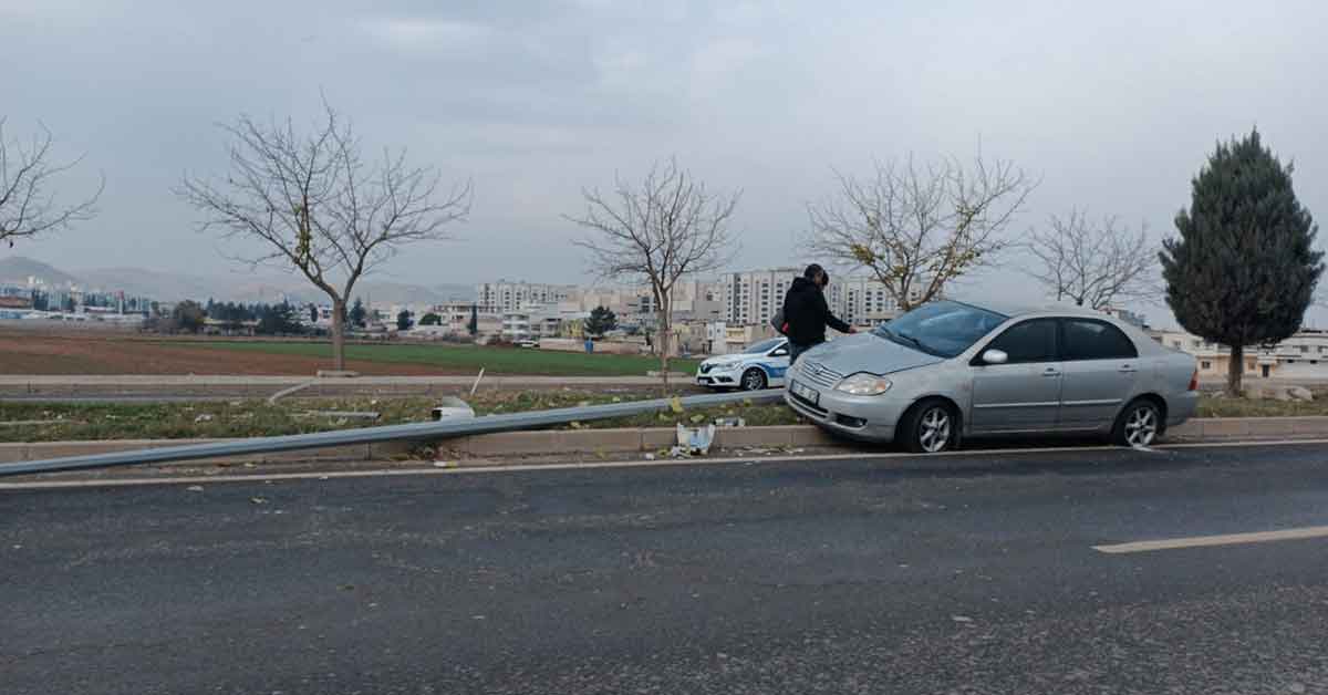 Urfa’da otomobil orta refüjdeki direğe çarparak durabildi